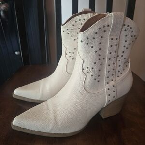 Universal Threads Size 8 Studded Zip Up Booties